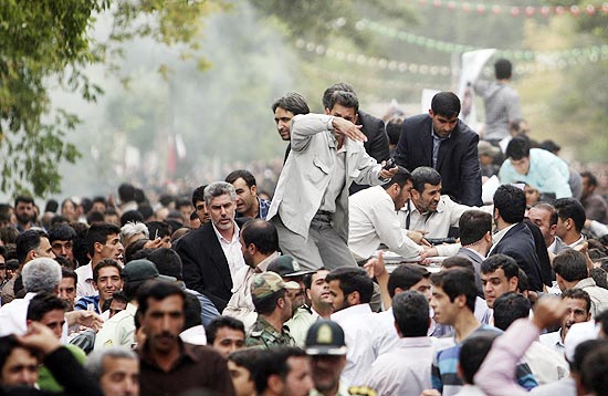 Guarda-costas protegem presidente Mahmoud Ahmadinejad aps ouvir barulho de exploso durante comitiva