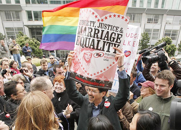 Manifestantes comemoram a deciso do juiz federal, que derrubou proibio de casamento gay na Califrnia