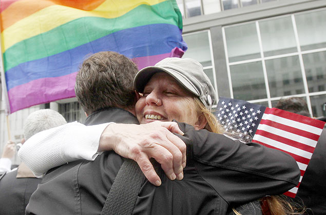 Sheree Red Bornand, à direita, abraça Aidan Dunn após ouvir a decisão do juiz de derrubar a polêmica Proposição 8 da Califórnia