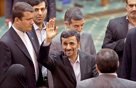 O presidente iraniano, Mahmoud Ahmadinejad; ele anuncia que irá adiantar o lançamento de aeronave espacial