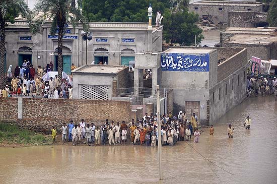 Centenas de moradores buscam refgio em mesquita na Provncia de Punjab que ainda resiste s enchentes