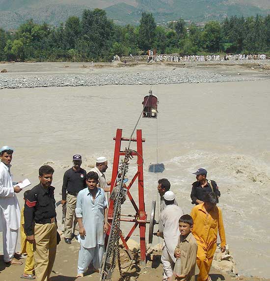 Militares paquistaneses retiram moradores de reas inundadas pelas fortes chuvas de mono em Khyber