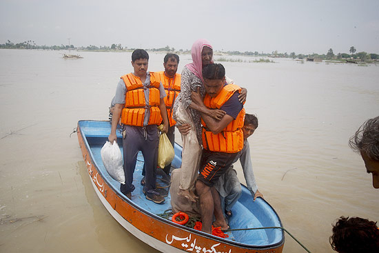 Voluntrios resgatam senhora em rea atingida por enchentes no centro do Paquisto