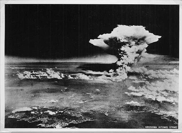 EKB02 HIROSHIMA (JAPÓN) 03/08/2010.- Fotografía facilitada de laexplosión de la bomba atómica tras caer sobre la ciudad japonesa deHiroshima (Japón) el 6 de agosto de 1945. Ban Ki-moon será el primersecretario general de la ONU en asistir a una ceremonia de aniversariodel lanzamiento de la bomba atómica en Hiroshima. Por primera vezEstados Unidos enviará un delegado para que acuda al evento. El EnolaGay lanzó una bomba atómica sobre Hiroshima el 6 de agosto de 1945 loque causó la muerte de decenas de miles de personas en segundos. Afinales de ese año, 140.000 personas murieron a consecuencia de losefectos de la radiación. El 9 de agosto de 1945 una segunda bombaatómica estalló en Nagasaki lo que causó la muerte de ma´s de 73.000personas. EFE/Peace Memorial Museum SOLO USO EDITORIAL