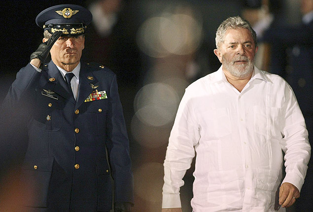 Lula chega ao aeroporto militar de Catam, em Bogot, aps reunir-se com o lder venezuelano em Caracas