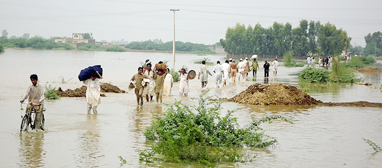 Moradores fogem de vilas inundadas no noroeste do Paquisto; mais de 1.600 morreram 