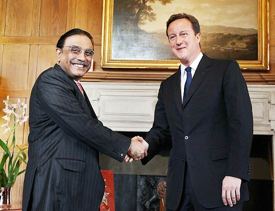 Presidente paquistans, Asif Ali Zaedari (esq.), cumprimenta britnico David Cameron em visita que atraiu crticas