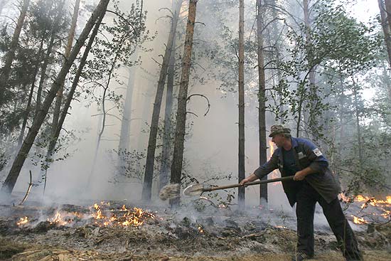 Bombeiro tenta extinguir chamas de um dos focos de incndio florestal na Rssia; ao menos 52 morreram