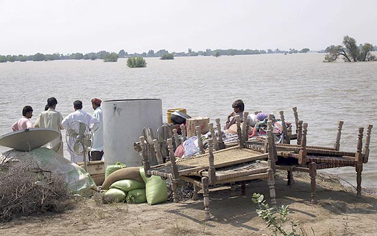 Pessoas isoladas pelas enchentes aguardam resgate em Pannu Aqil, na Província paquistanesa de Sindh 