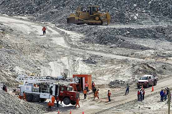 Trabalhadores preparam o terreno para o trabalho de sondagem em busca dos 33 mineradores soterrados
