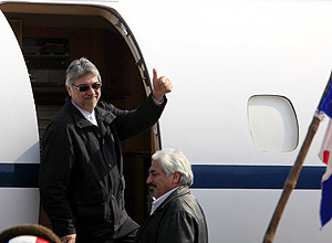 Presidente paraguaio, Fernando Lugo, embarca em avio rumo a So Paulo para fazer exames mais detalhados de linfoma