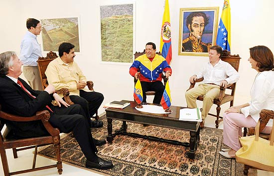 Da esquerda para direita: secretrio-geral da Unasul, Nstor Kirchner; chanceler colombiano, Nicols Maduro; presidente Hugo Chvez; presidente Juan Manuel Santos; e chanceler colombiana, Mara ngela Holgun