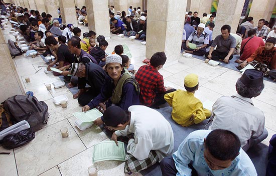 Muulmanos esperam hora de interromper jejum sagrado do Ramad, em mesquita de Jacarta, na Indonsia