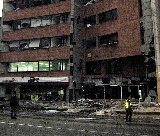 Exploso de carro-bomba deixou ao menos nove feridos em Bogot; Santos falou em "ato terrorista"
