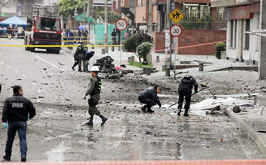 Polcia vistoria local de exploso; prefeito de Bogot convocou reunio de emergncia