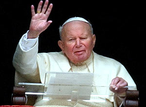 O papa Joo Paulo 2 acena para fiis durante missa celebrada na praa So Pedro, no Vaticano; ele marcou uma era no Vaticano