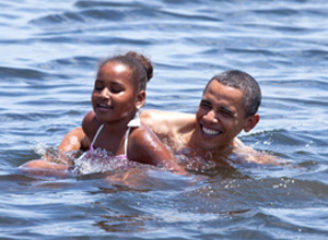 Obama e sua filha Sasha nadam em praia do golfo do Mxico