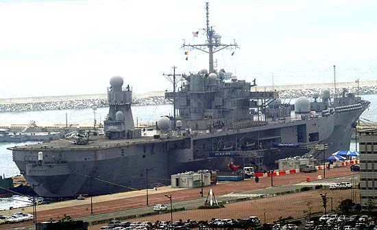 Navio de guerra dos EUA no porto de Busan, na Coreia do Sul; pases deram incio a novas manobras militares