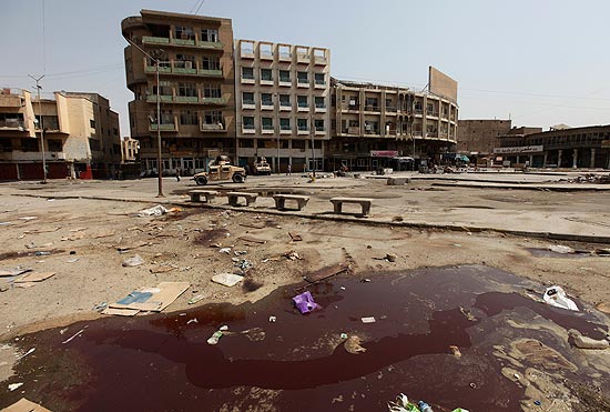 Poas de sangue em centro de recrutamento do Exrcito iraquiano aps atentado que matou ao menos 48 pessoas em Bagd