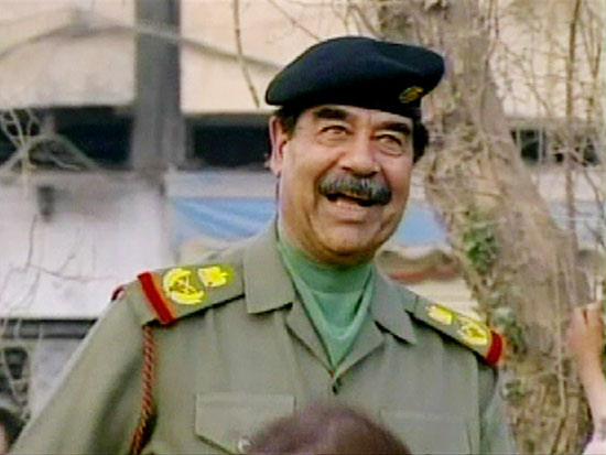 Dias depois da invaso americana, TV exibe imagem do ditador Saddam Hussein em Bagd (Iraque)