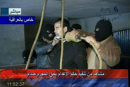 Imagem da TV Al Jazeera mostra o ex-ditador iraquiano Saddam Hussein momentos antes de sua execuo
