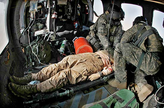 Marinheiros americanos tentam ressucitar um colega gravemente ferido em ataque do Taleban em Marjah