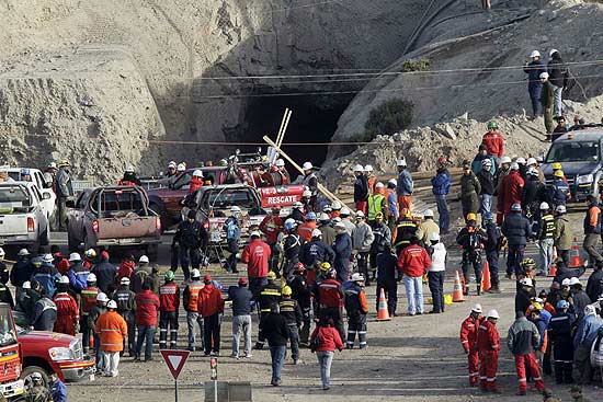 Colegas, membros da equipe de resgate e parentes se reúnem do lado de fora da mina de ouro e cobre onde trabalhadores ficaram soterrados