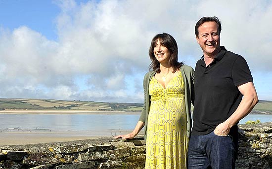 Premi britnico, David Cameron, e sua mulher, Samantha, posam para fotografia dutante frias em Cornwall