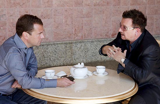 O  presidente russo, Dmitri Medvedev (à esq.), conversa com o líder da  banda U2, Bono Vox, em Sochi, na Rússia