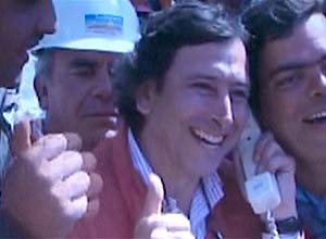 Ministro de Minas do Chile fez o primeiro contato por telefone com os 33 de mineiros soterrados; veja o vdeo da rede BBC