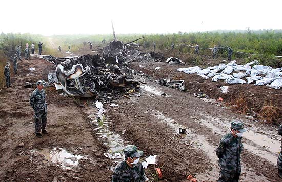 Soldados recuperam corpos das vtimas do acidente areo na China, envolvendo avio fabricado pela Embraer 