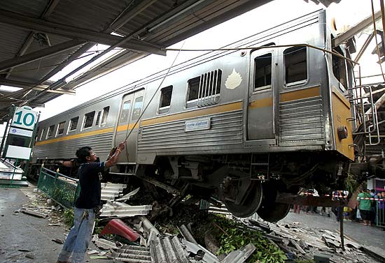 Trabalhadores recolhem trem que, sem freios, invadiu plataforma e quase colidiu com banca de comida