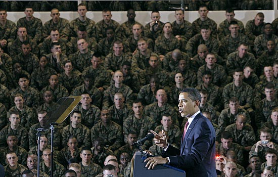 Diante de militares, o presidente dos EUA, Barack Obama, anuncia seu plano para a retirada de tropas do Iraque