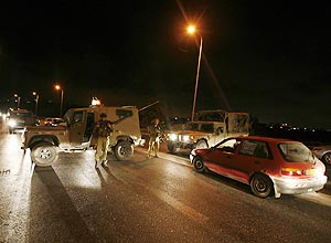 Soldados israelenses bloqueiam estrada que leva a Hebron,na Cisjordnia; ataque a tiros mata quatro israelenses