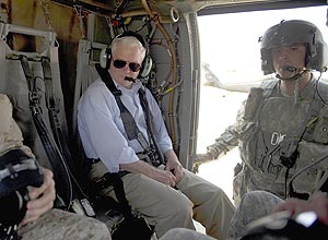 Secretrio de Defesa dos EUA, Robert Gates, se prepara para decolar de base militar no Iraque, em visita-surpresa ao pas