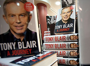 Ex-premi britnico Tony Blair lana polmico livro de memrias, com duras crticas a George W. Bush e Gordon Brown
