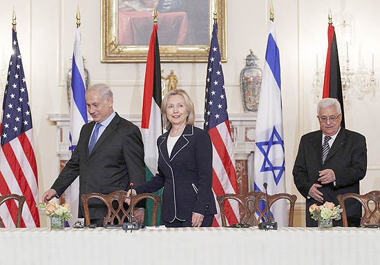 Secretria de Estado americana, Hillary Clinton, d declaraes  imprensa ao lado dos lderes israelense, Binyamin Netanyahu, (esq.) e palestino, Mahmoud Abbas (dir.); os trs retomam hoje as negociaes diretas de paz