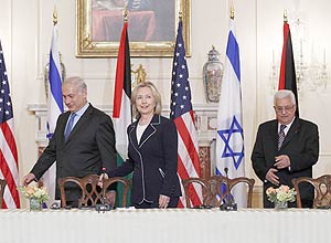 Secretria de Estado, Hillary Clinton, premi israelense, Binyamin Netanyahu, e lder palestino, Mahmoud Abbas, anunciam retomada do dilogo direto