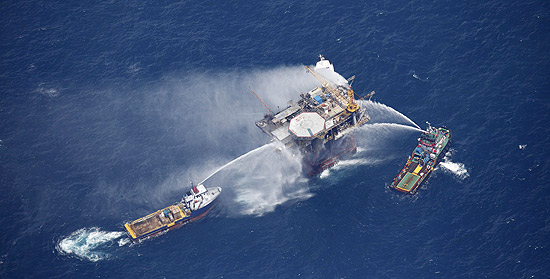Embarcaes so vistas tentando conter chamas em plataforma que explodiu no golfo do Mxico