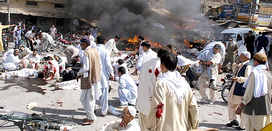 Voluntrios ajudam os feridos em uma exploso em uma manifestao pr-palestinos em Quetta 
