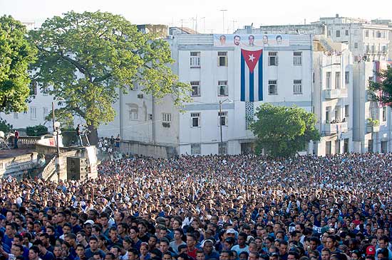 Multido formada principalmente por alunos ouve Fidel falar do temor de uma guerra nuclear 