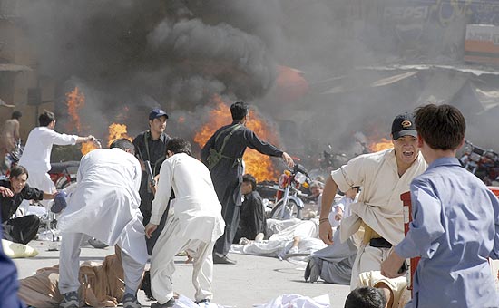 Pessoas correm pouco aps exploso que matou ao menos cinco em manifestao da minoria xiita