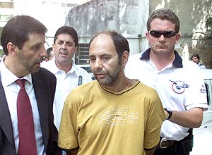 O chileno Mauricio Hernndez Norambuena, de camisa amarela,  levado preso por policiais em So Paulo (SP)