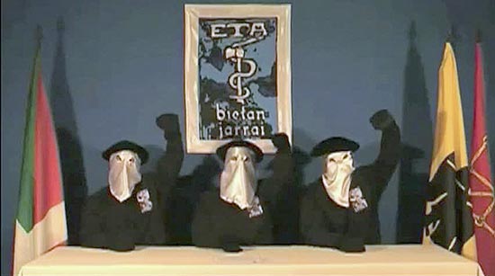 Imagem de vídeo mostra membros do ETA declarando cessar-fogo em local não identificado