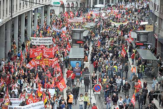 Rua de Estrasburgo, na Frana, fica lota de manifestantes que no querem a reforma do sistema da Previdncia