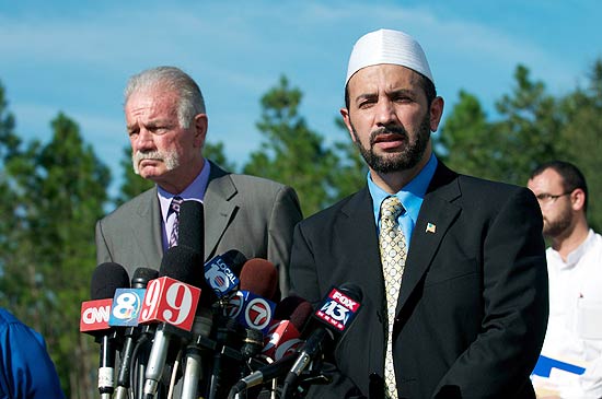 O imã Muhammad Musri fala em entrevista coletiva na Flórida, enquanto o pastor Terry Jones escuta