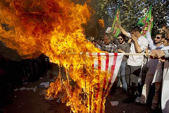 Aps polmica, manifestantes iranianos queimam bandeiras dos EUA em frente  embaixada sua em Teer