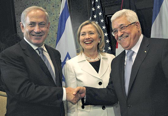 Secretria de Estado americana, Hillary Clinton, mediou as conversas entre o premi israelense, Binyamin Netanyahu (esq.) e o lder palestino, Mahmoud Abbas (dir.), como parte da retomada do dilogo direto de paz