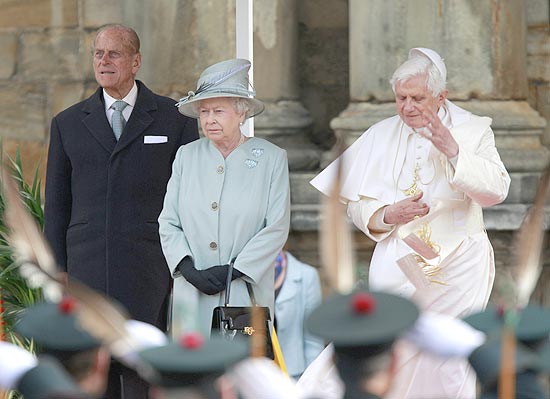 Papa Bento 16 enfrenta forte vento em sua visita ao Reino Unido, onde foi recebido pela rainha Elizabeth 2