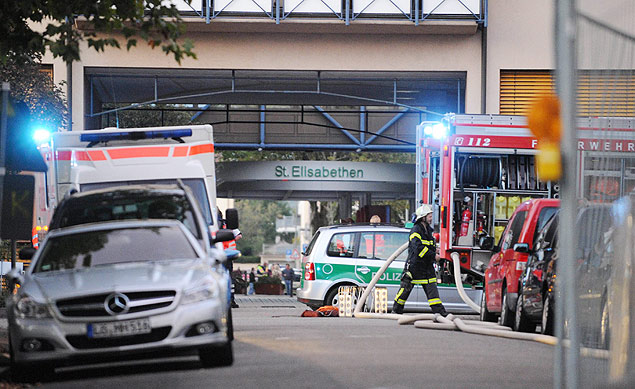 Carros da polcia e dos bombeiros diante do hospital Elisabethen, em Lrrach (Alemanha), onde uma mulher entrou atirando